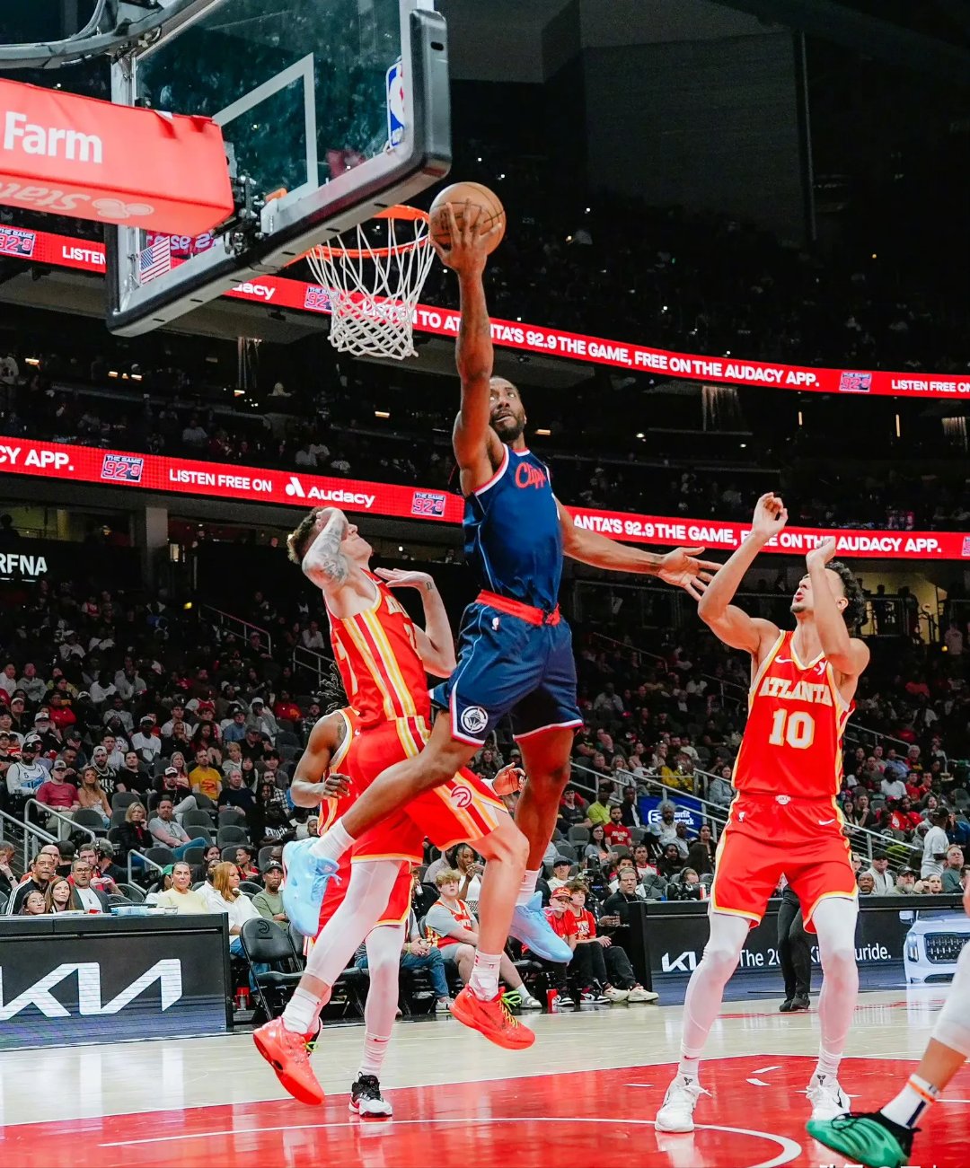 包含国际比赛日洛杉矶快船备战欧篮联，强势反弹细节曝光，气氛紧张，控场能力受关注的词条